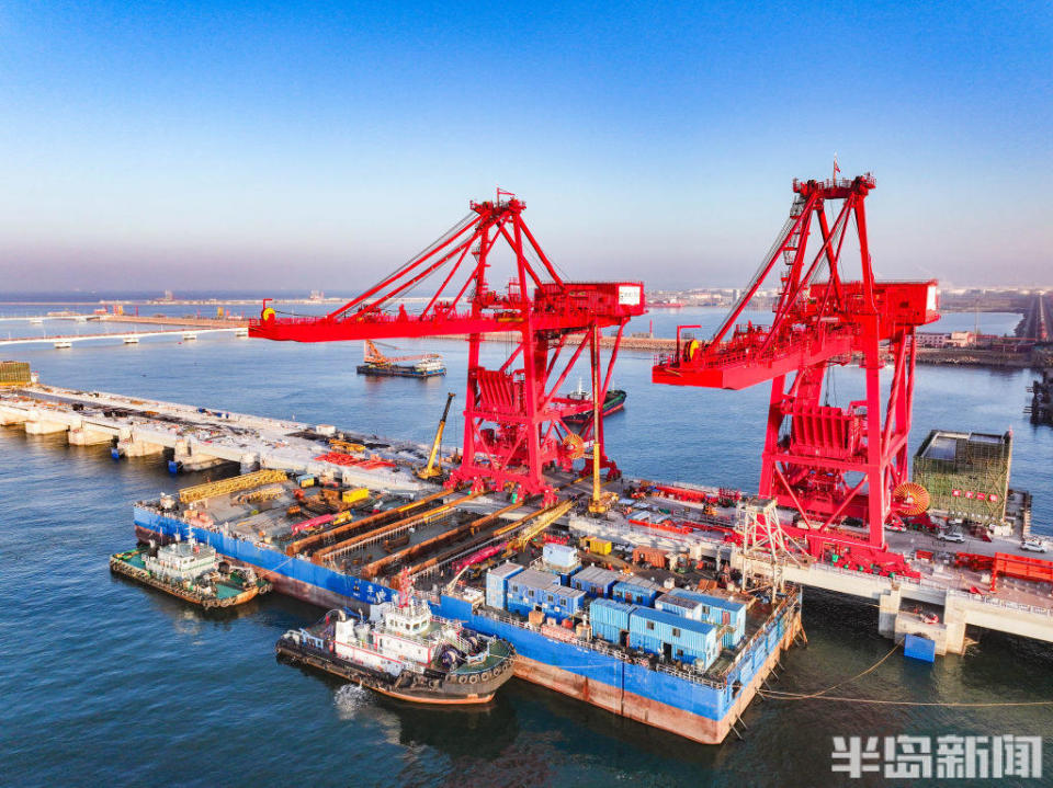 2臺(tái)卸船機(jī)成功上岸，青島港第二座40萬(wàn)噸級(jí)礦石碼頭預(yù)計(jì)今年下半年投用
